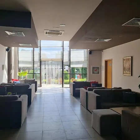 2 Bdr Garden With Near And Golf * Razlog