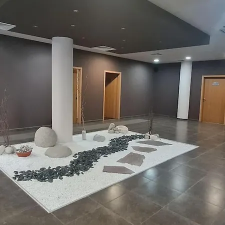 2 Bdr Garden With Near And Golf *