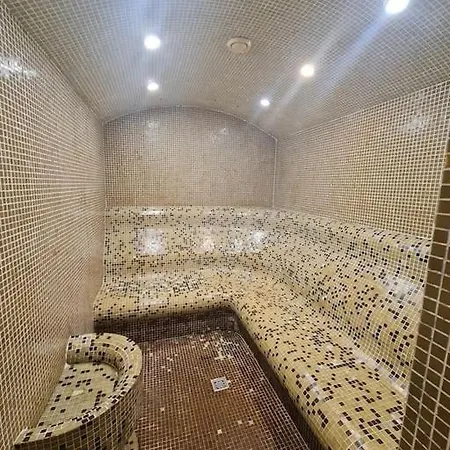 2 Bdr Garden With Near And Golf