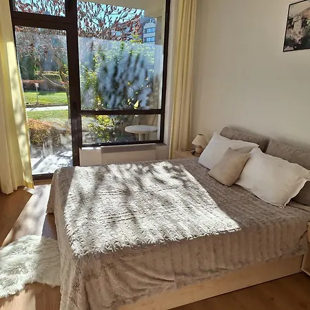 2 Bdr Garden With Near And Golf Apartmán *