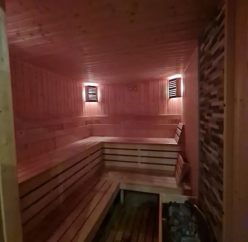 2 Bdr Garden With Near And Golf