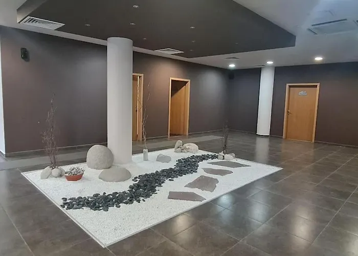 2 Bdr Garden With Near And Golf *